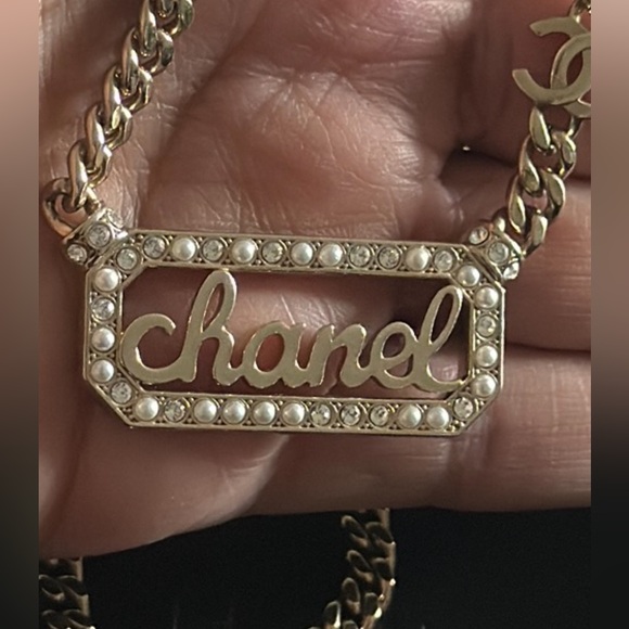 CHANEL excellent condition preloved metal  crystal pearl logo necklace gold. - Picture 13 of 13